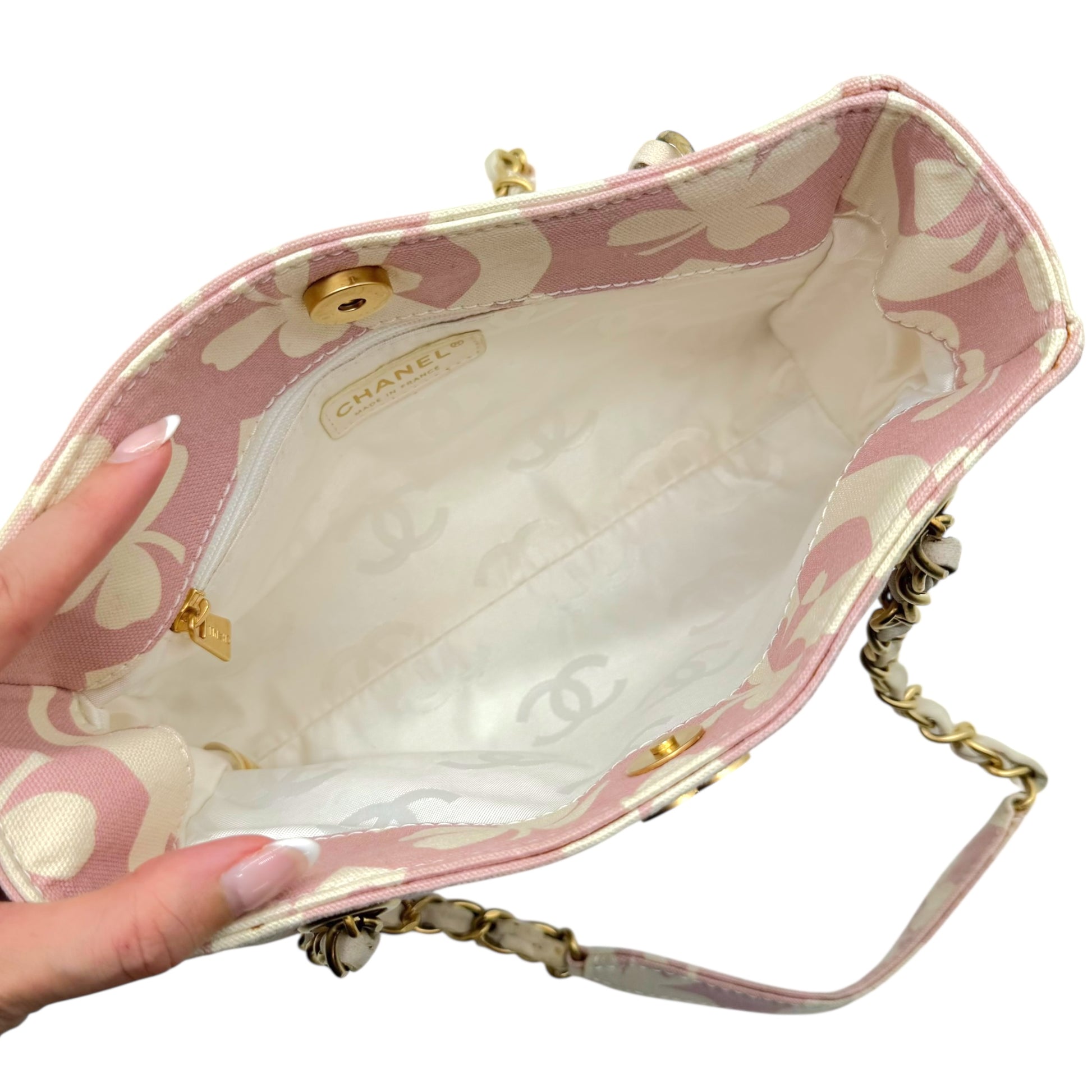 Chanel Pink & White Clover Canvas Printed Shoulder Bag 2004-2005 - Outfit Repeater